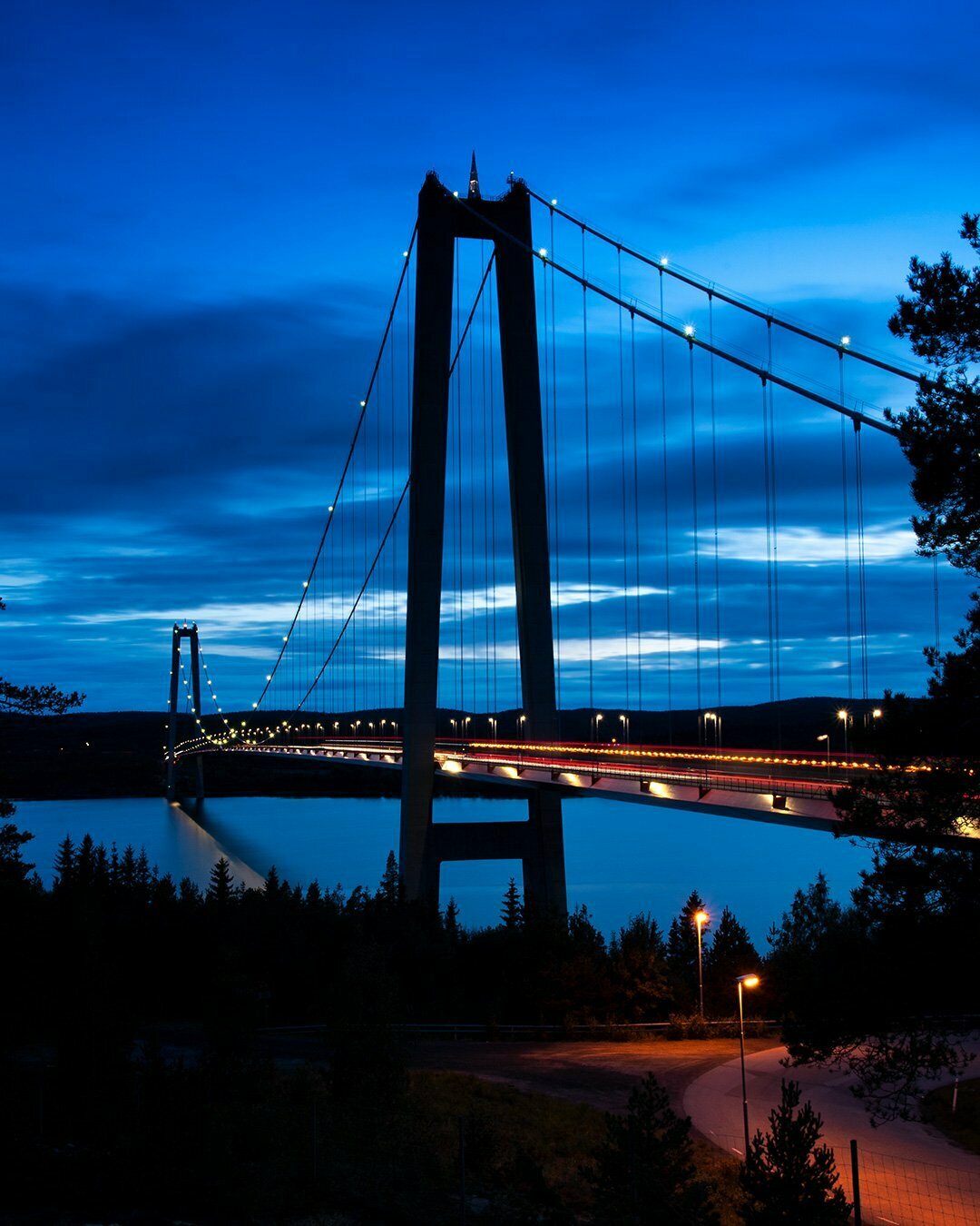 Högakustenbron stående bild i blå timmen