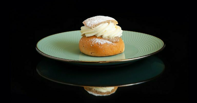 Liggande bild på Semla med svart reflekterande bakgrund
