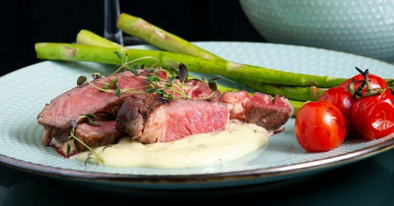 Entrecote från Köttbutiken på tallrik med bearnaisesås tomat och sparris