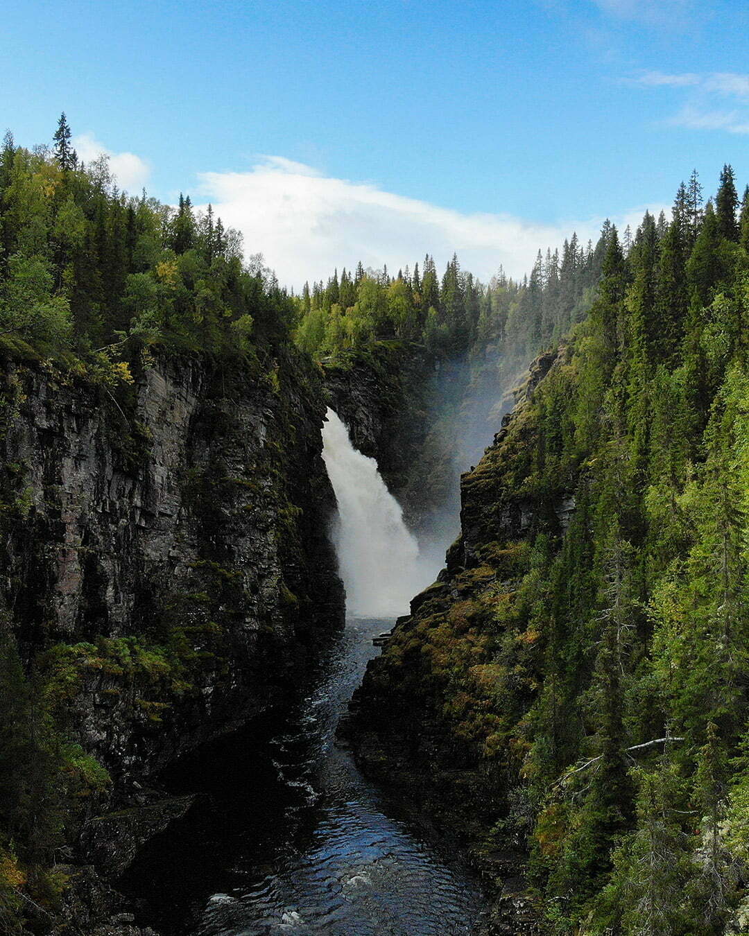 Hällingsåfallet och kanjon är ett mäktigt vattenfall efter Vildmarksvägen