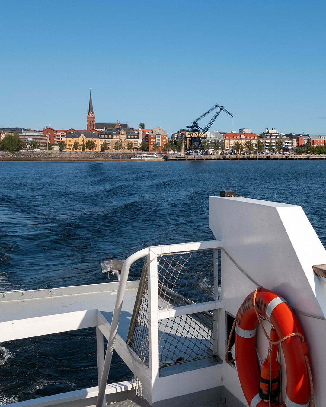 Skärgårdsbåten Symfoni lägger ut från Luleås södra hamn