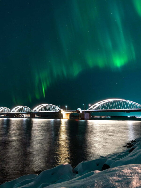 Norrsken över Bergnäsbron i Luleå med snö i förgrunden instagram bild