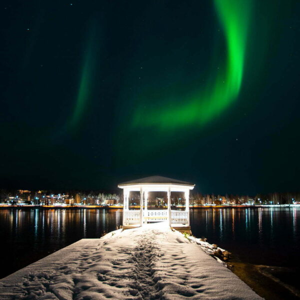 Norrsken över paviljongen vid Skurholmsfjärden i Luleå stående bild 00085