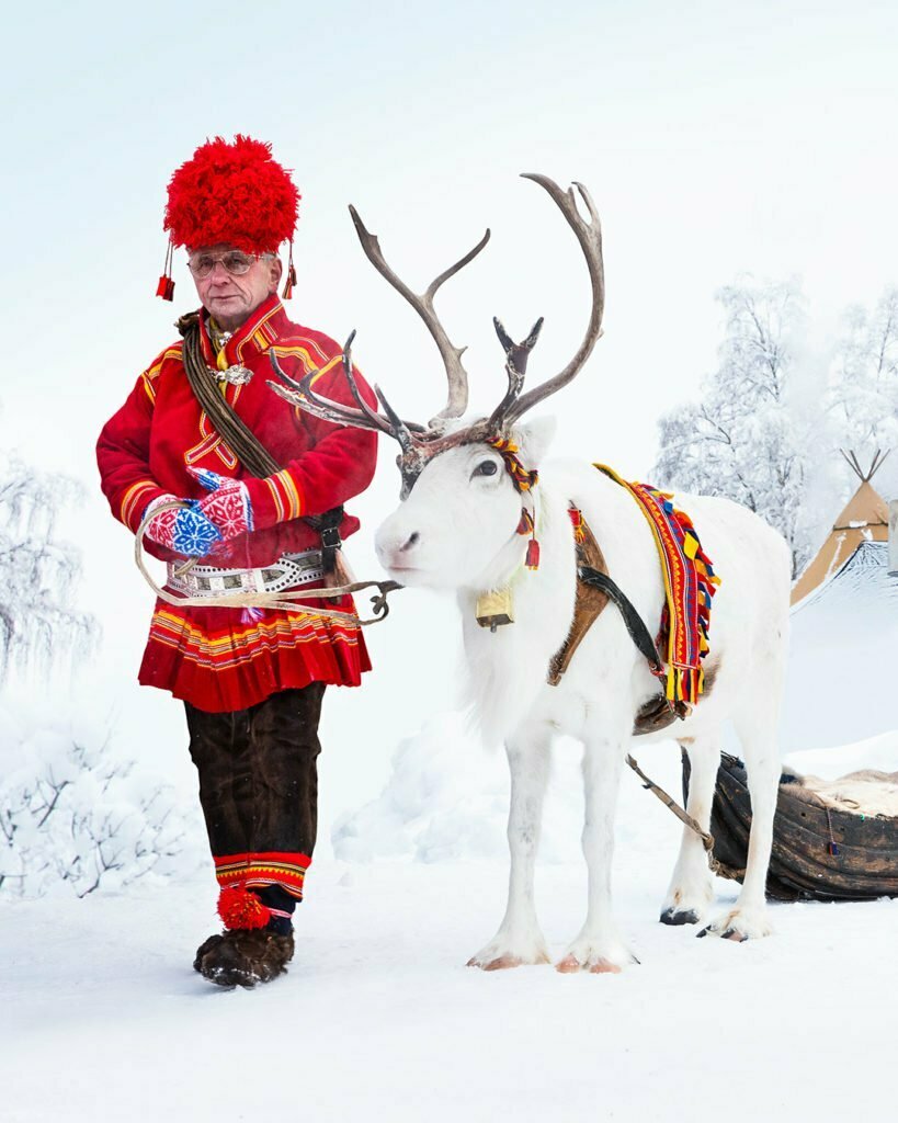 Same Per Kuhmunen och den vita renen på Renrajden Jokkmokks marknad stående bild 00105