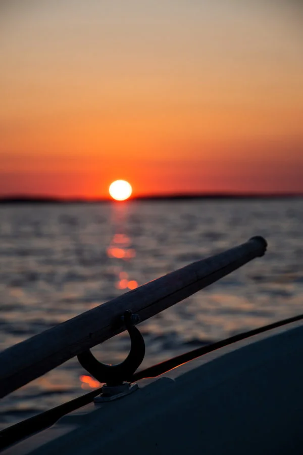 Fiskebåt i solnedgång 1080x1620 px stående bild 00031