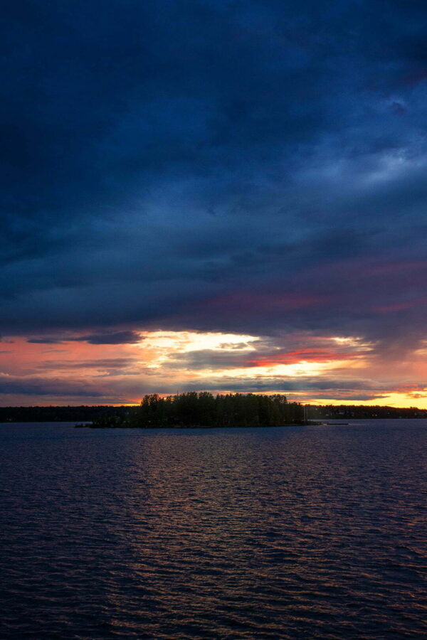 Dramatisk himmel över ön Gråsjälören i Luleå 1080x1620 px bild 00028
