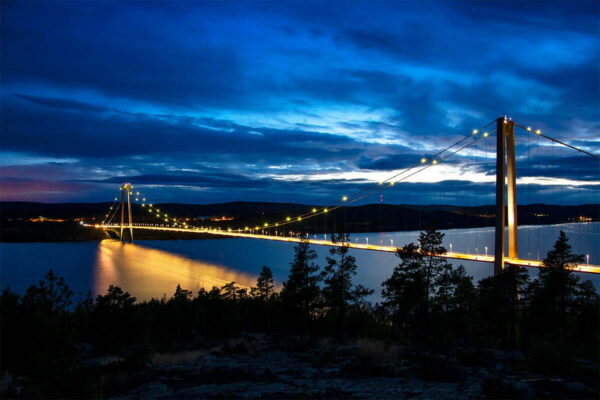 Högakustenbron och Ångermanälven i blå timmen 1200x800 px bild 00053