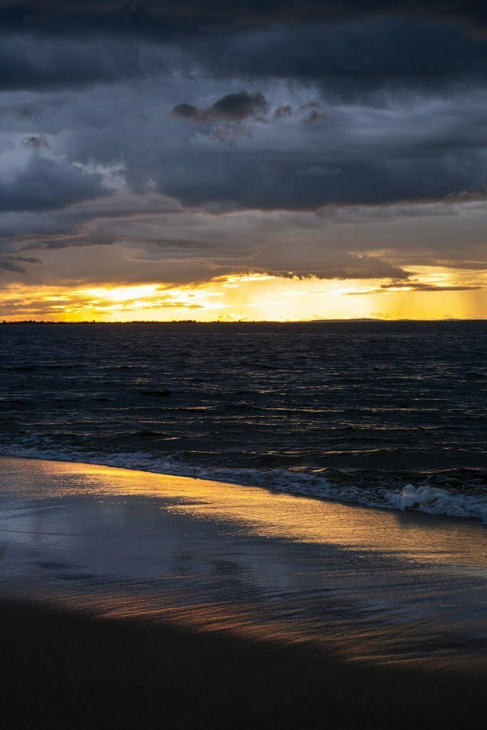 Dramatisk solnedgång med gyllene ljus på Skvalpen i Luleå skärgård