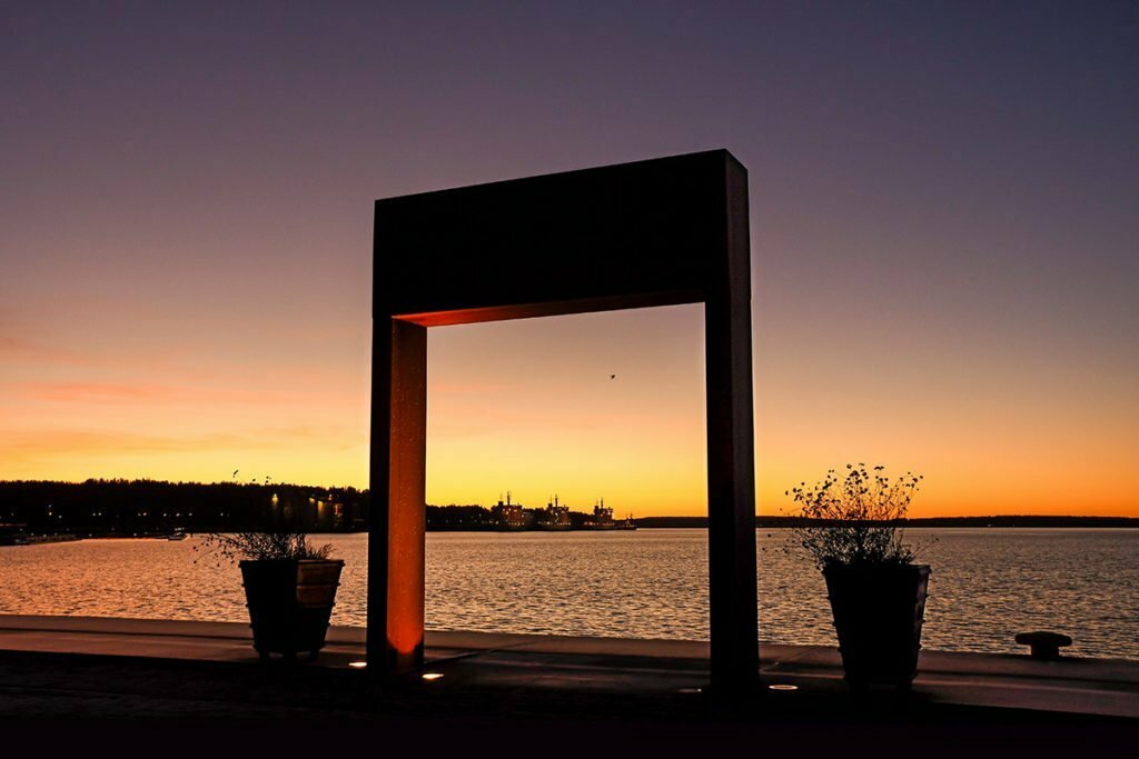 Södra hamnplan i Luleå med landmärke portal isbrytare liggande bild