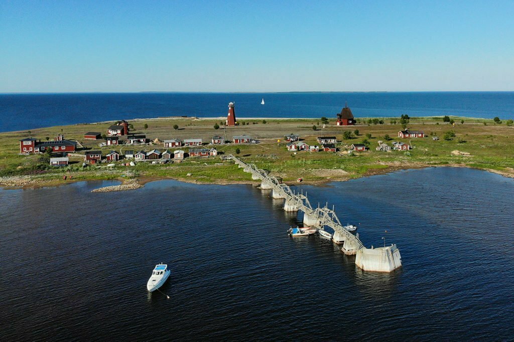 Malören i Bottenviken Kalix drönarbild skärgårds brygga fyr kyrka