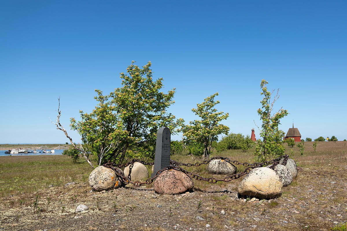 Sjömansgraven sevärdhet på ön Malören i Kalix skärgård 1200x800