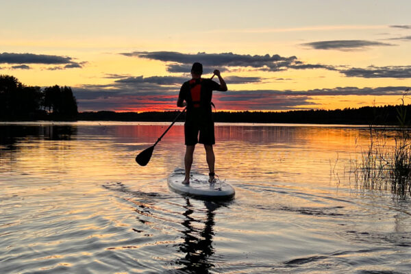 SUP-paddelbräda i solnedgången på Lulsundet i Luleå