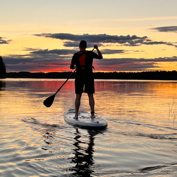 SUP-paddelbräda i solnedgången på Lulsundet i Luleå
