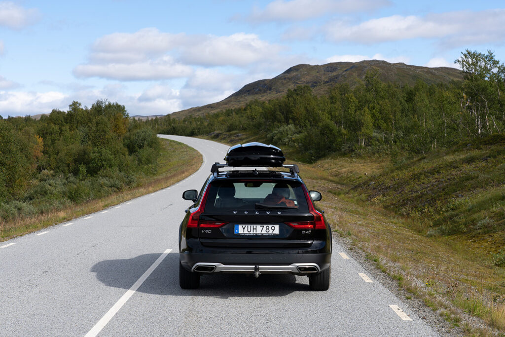 Svart Volvo V90 Cross Country roadtrip Vildmarksvägen