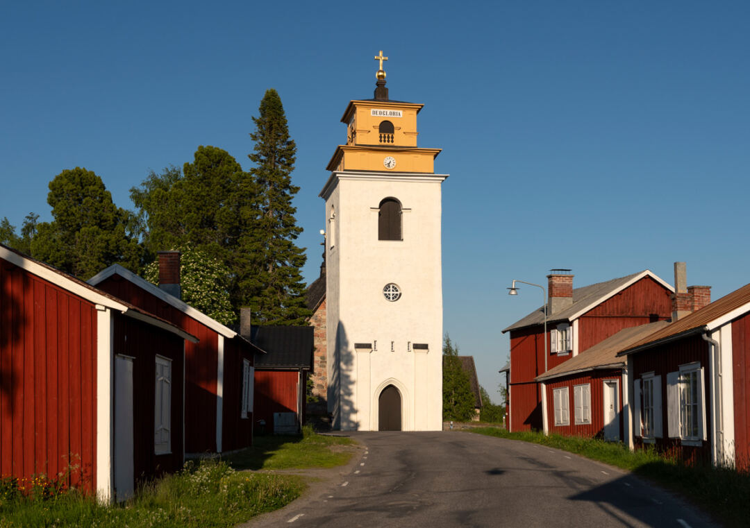 Gammelstad röda kyrkstad och vita kyrktorn en vacker sommarkväll