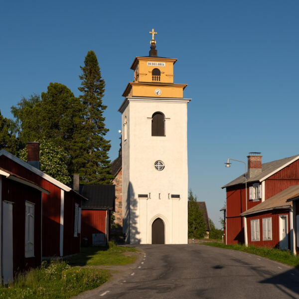 Gammelstad röda kyrkstad och vita kyrktorn en vacker sommarkväll