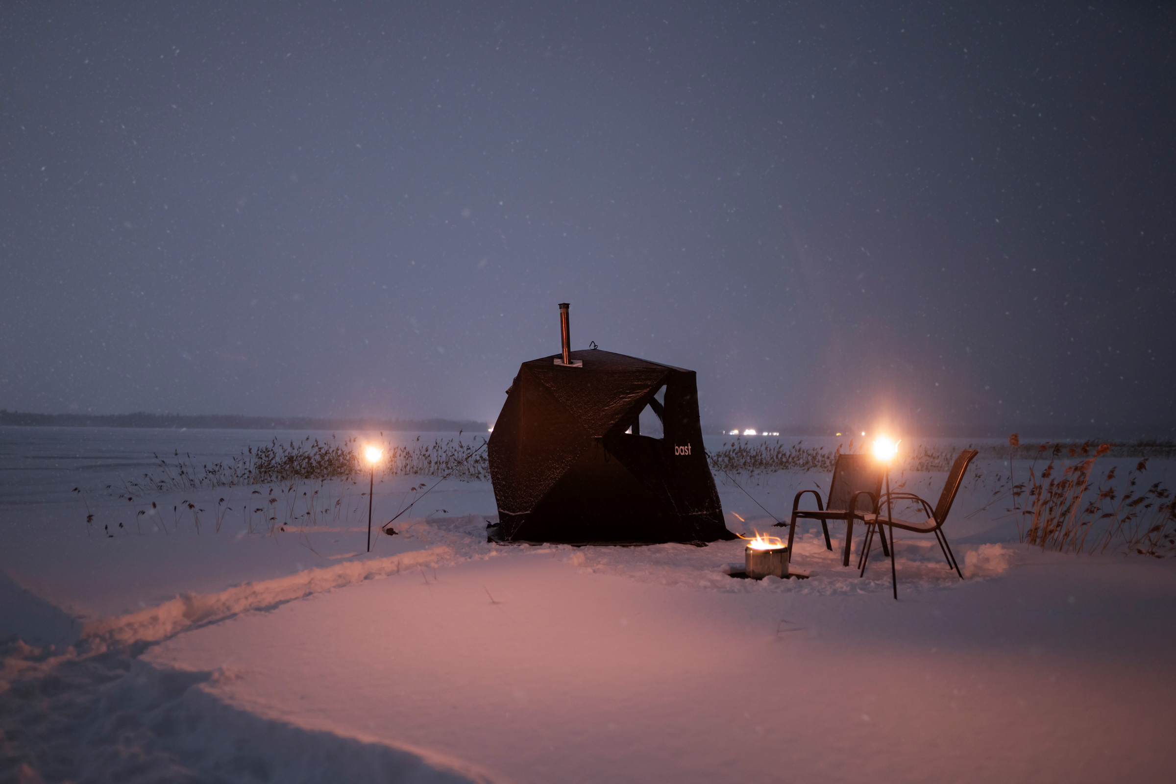 bast sauna bastutält vinternatt snöfall